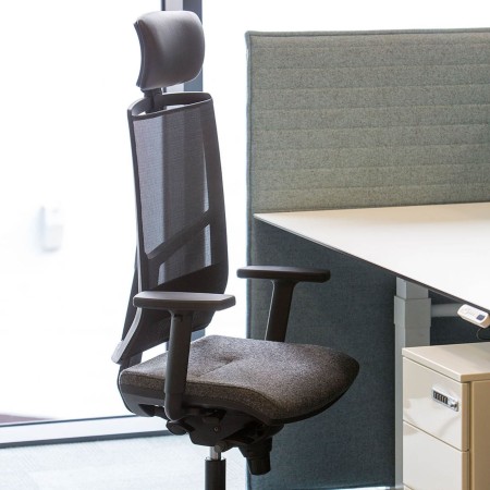 Bureau individuel avec fauteuil Eleven noir et mobilier design en bois clair