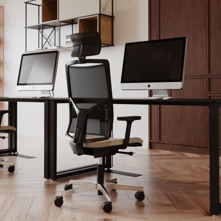 Espace de travail moderne avec fauteuils Eleven EL 103 noirs et bureaux clairs