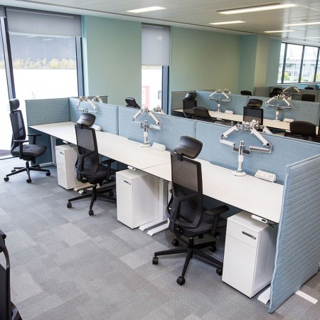 Open space lumineux équipé de fauteuils Eleven noirs à dossier maille