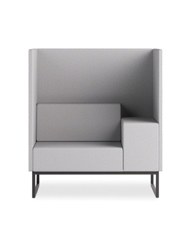 Un fauteuil gris clair une place avec dossier haut et accoudoir fermé sur le côté droit. - Plint