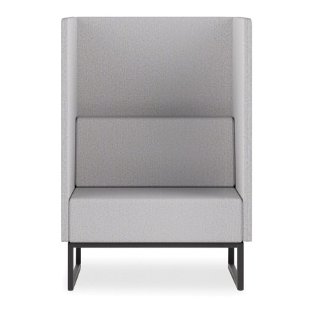 Un fauteuil modulaire gris clair avec dossier haut et accoudoirs latéraux pour plus d’intimité. - Plint