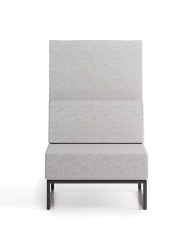 Un fauteuil une place gris clair avec dossier haut et base métallique noire minimaliste. - Plint