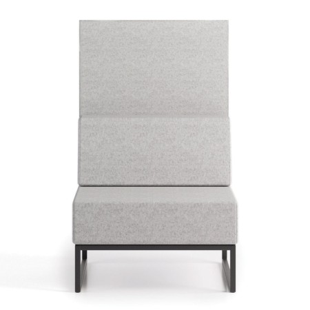 Un fauteuil une place gris clair avec dossier haut et base métallique noire minimaliste. - Plint