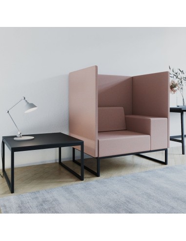 Un canapé d’angle combinant des modules roses et gris, créant un espace de conversation moderne. - Plint