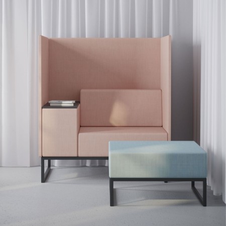 Un fauteuil gris clair une place avec dossier haut et accoudoir fermé sur le côté droit. - Plint 2