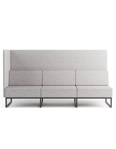 Un grand canapé gris clair à trois places avec dossier haut, offrant une assise confortable et une esthétique épurée. - Plint