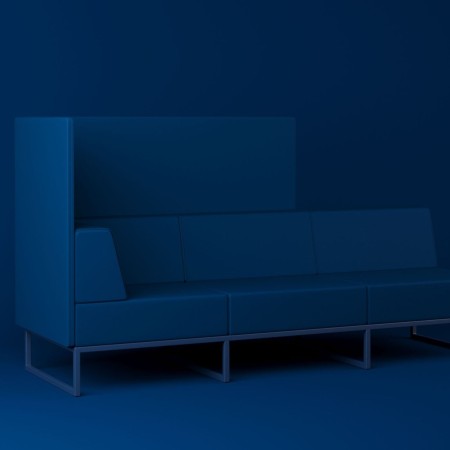 Un canapé modulaire bleu à dossier haut, composé de plusieurs assises et d’une structure métallique noire élégante. - Plint