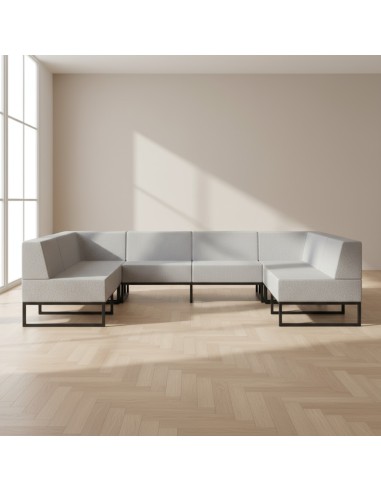 Un grand canapé d’angle gris clair formant une configuration en U, idéal pour les espaces ouverts et les zones d’accueil moderne