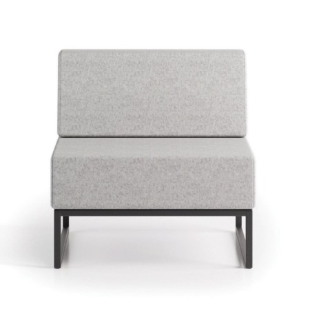Un siège modulaire individuel gris clair à dossier bas, soutenu par une base métallique noire. - Plint
