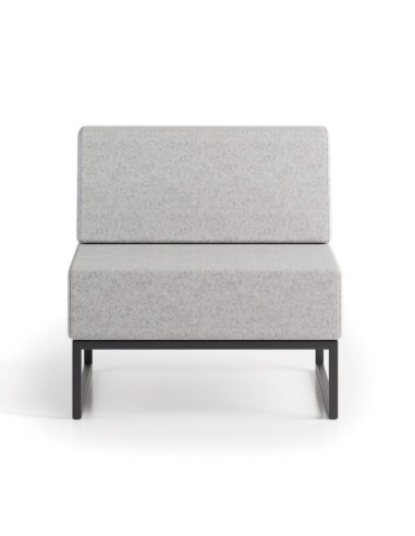 Un siège modulaire individuel gris clair à dossier bas, soutenu par une base métallique noire. - Plint