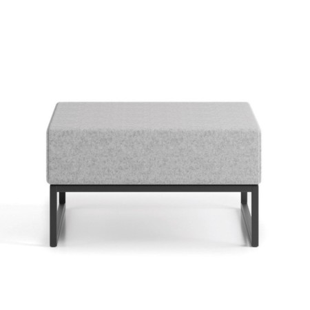 Un pouf rectangulaire gris clair au style minimaliste, parfait pour compléter une composition modulaire. - Plint