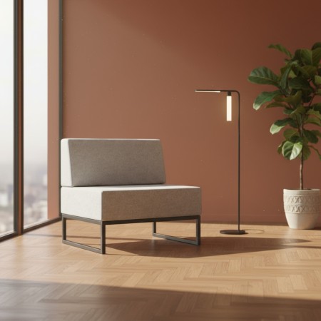 Un module de canapé gris clair avec dossier bas, présenté dans un intérieur aux tons chauds pour une ambiance accueillante et co