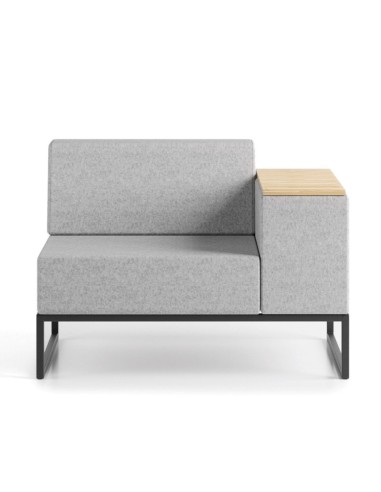 Un module individuel gris avec assise profonde et tablette latérale en bois intégrée, soutenu par une base métallique noire. - P