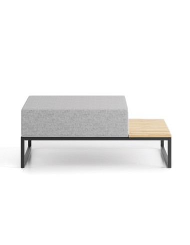 Un module gris clair avec assise large et tablette en bois sur le côté, parfait pour un usage polyvalent. - Plint