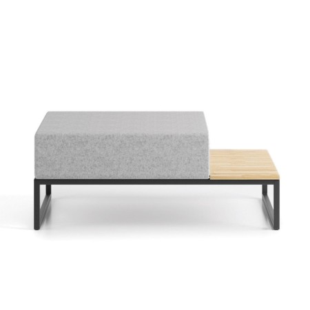 Un module gris clair avec assise large et tablette en bois sur le côté, parfait pour un usage polyvalent. - Plint