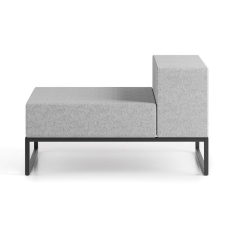 Un fauteuil d’angle gris clair au design géométrique, combinant confort et structure robuste. - Plint