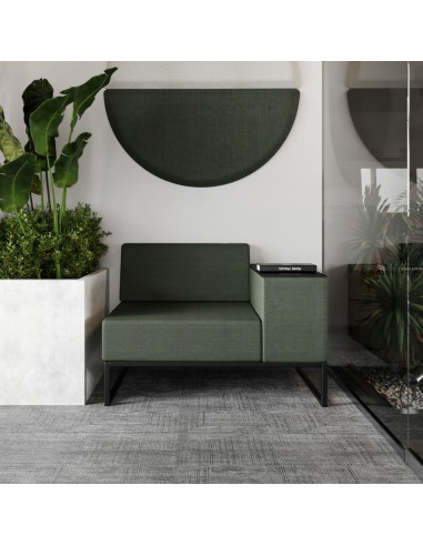 Un module de canapé gris clair avec accoudoir en bois clair, installé dans un espace moderne et lumineux. - Plint