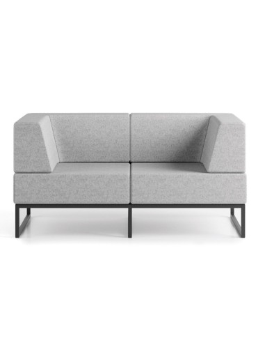 Un canapé biplace gris clair à dossier incliné, alliant confort et lignes épurées pour un style contemporain. - Plint