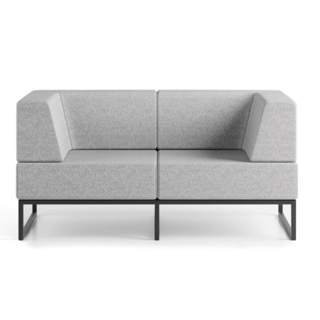 Un canapé biplace gris clair à dossier incliné, alliant confort et lignes épurées pour un style contemporain. - Plint