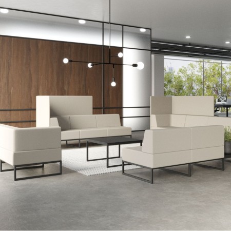 Un coin salon contemporain avec un canapé modulaire gris clair intégré à un espace chaleureux. - Plint