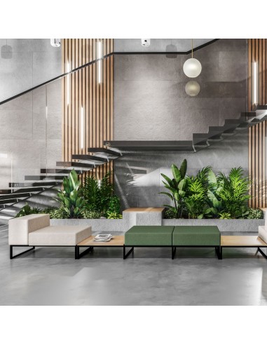 Un espace de détente végétalisé intégrant plusieurs canapés Plint et une table basse assortie. - Plint