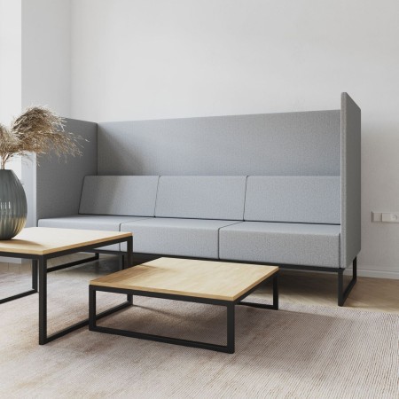 Vue de face d’une table basse rectangulaire en bois clair avec piètement en métal noir, assortie aux modules Plint. - Plint 2