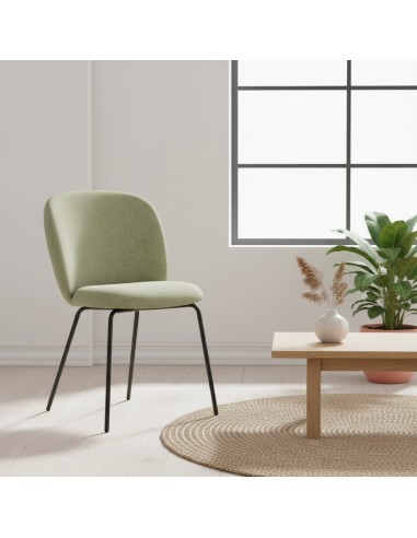 Chaise Volta au revêtement vert doux, au piètement noir fin, mise en valeur dans un intérieur lumineux et naturel. - Volta