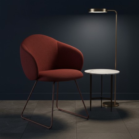 Chaise tapissée rouge avec piètement métallique luge cuivre, vue de profil - Volta 2