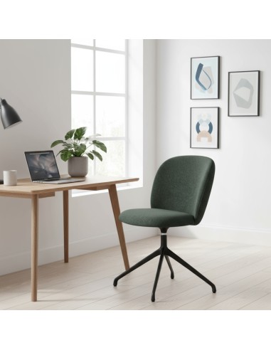 Chaise de bureau Volta tapissée en vert sapin, présentée dans un espace de travail clair au mobilier en bois naturel et à la déc