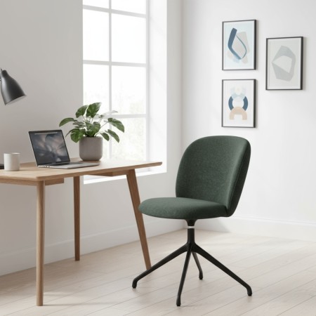 Chaise de bureau Volta tapissée en vert sapin, présentée dans un espace de travail clair au mobilier en bois naturel et à la déc