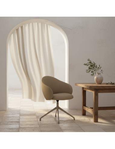 Chaise beige tapissée dans un espace clair - Volta
