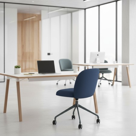 Chaise Volta de bureau avec roulettes, revêtement bleu-gris et base pivotante, vue oblique – Volta 2