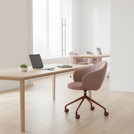 Chaise Volta avec piètement mobile sur roulettes rouges et assise arrondie en tissu rose poudré, vue oblique – Volta 2