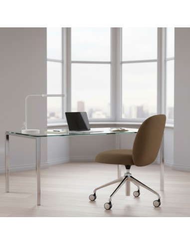 Chaise volta dans un bureau design lumineux et une table en verre – Volta