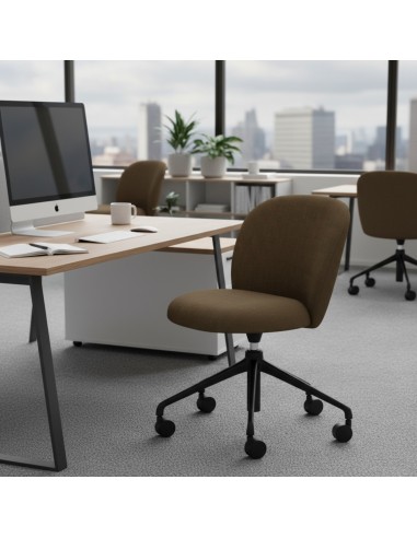 Chaise Volta tapissée marron dans un bureau vitré lumineux – Volta