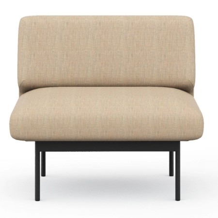 Vue de face du fauteuil tapissé beige, assise généreuse et confortable. - Fora Office