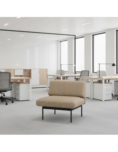 Fauteuil beige dans un bureau lumineux, parfait pour les espaces d’attente élégants. - Fora Office