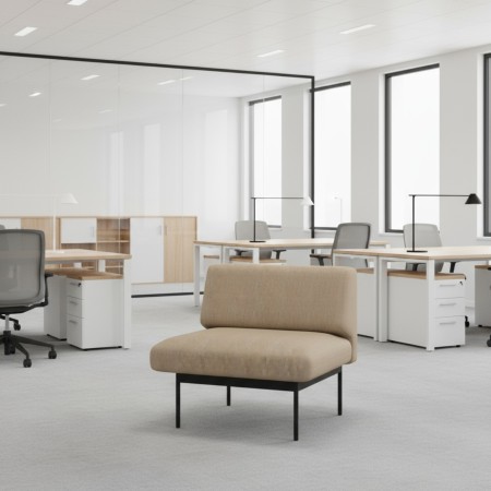 Fauteuil beige dans un bureau lumineux, parfait pour les espaces d’attente élégants. - Fora Office