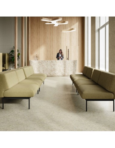 Canapé beige dans un hall lumineux, parfait pour les espaces d’attente modernes. - Fora Office