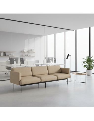 Canapé beige trois places avec accoudoirs, parfait pour les bureaux élégants. - Fora Office