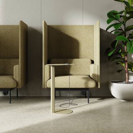 Espace de travail isolé avec fauteuils acoustiques beiges et lampadaire intégré. - Fora Office