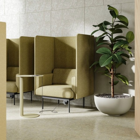 Fauteuil individuel avec cloisons acoustiques beiges, idéal pour les espaces calmes. - Fora Office
