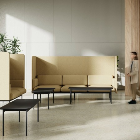 Canapé tapissé trois places au dossier haut, structure élégante en métal noir. - Fora Office 2