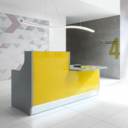 Meuble de réception jaune et gris dans hall d'entrée chaleureux