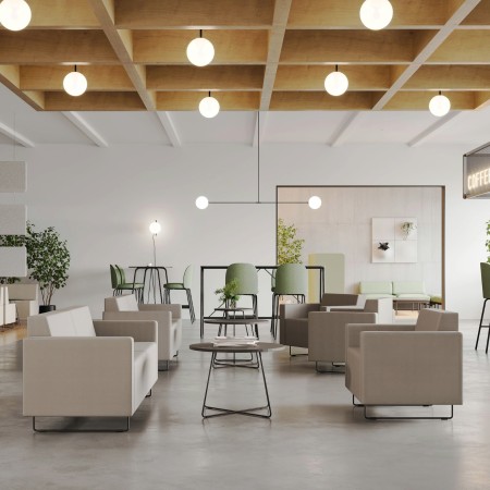 Fauteuil tapissé gris aux formes cubiques avec piètement en métal noir. - Quadra 2