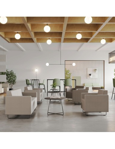 Espace d’accueil contemporain avec fauteuils modulaires gris et tables assorties. - Quadra