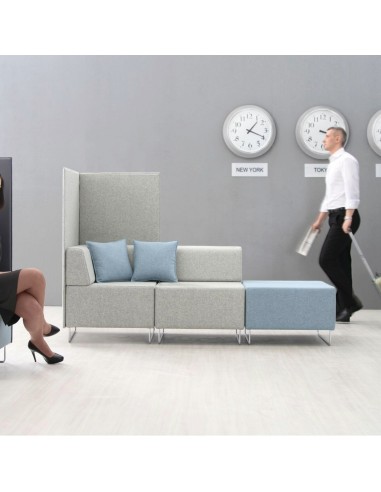 Banquettes tapissées bleues et grises créant un coin détente épuré. - Quadra