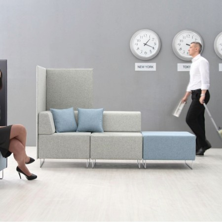 Coin d’attente moderne avec banquette tapissée bleue à dossier haut. - Quadra