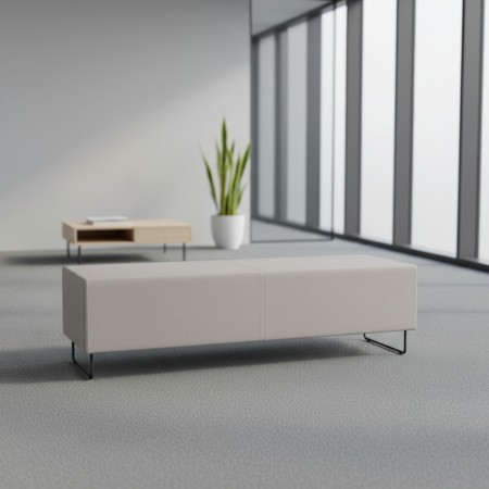 Banquette tapissée beige minimaliste avec table d’appoint assortie. - Quadra