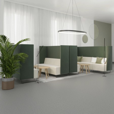 Espace d’accueil avec banquette claire et verdure en arrière-plan. - Quadra